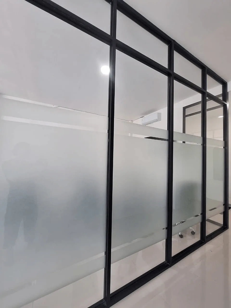 Ruangan kantor dengan kaca film sandblast bergaris untuk privasi